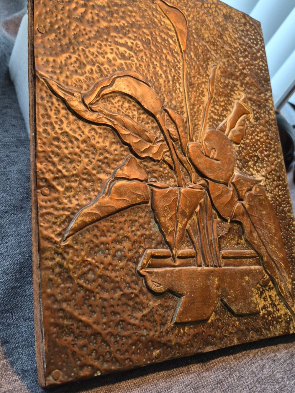 Antique HAND HAMMERED COPPER CALLA LILIES RELIEF PLAQUE SIGNED BY SCHMIDT 1930 - Picture 2 of 14